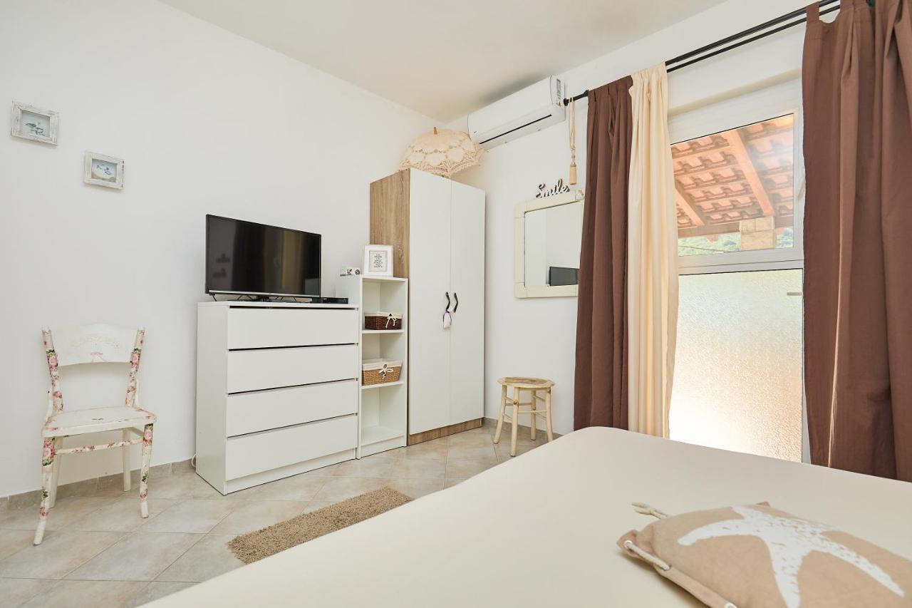 Studio Dolores-Apartment By The Sea Maranovići Exteriör bild